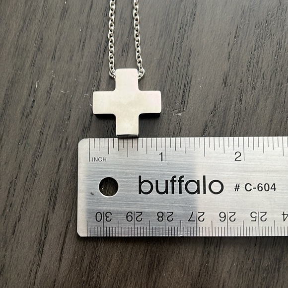 Holly cross - Picture 3 of 3